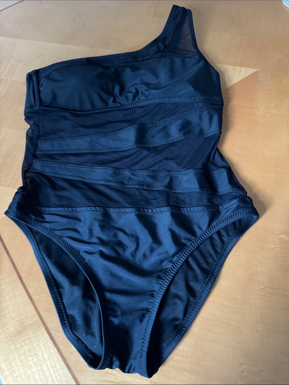Shade & Shore Black One-Shoulder One-Piece Swimsuit size m